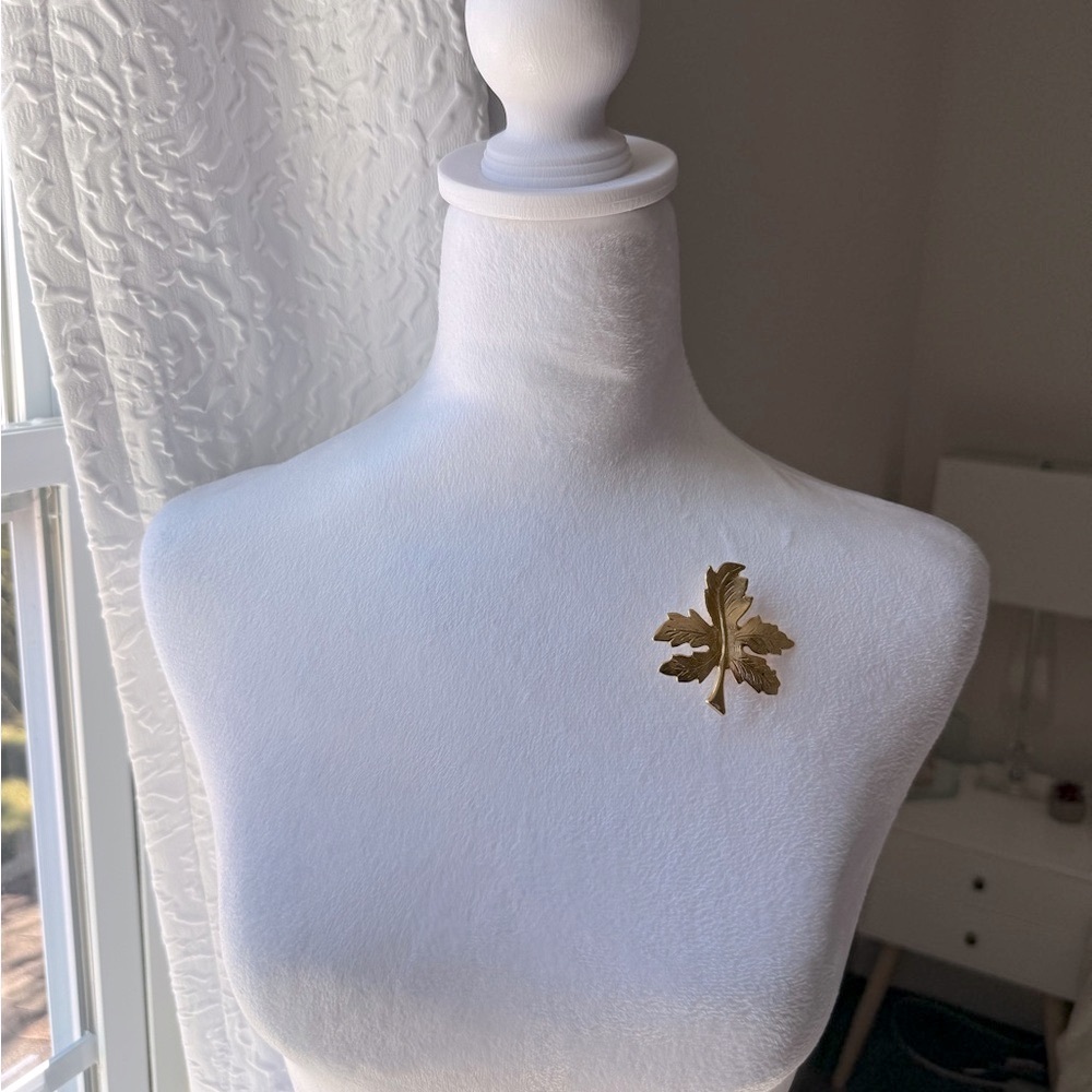 Vintage Gold Tone  Maple Leaf Brooch